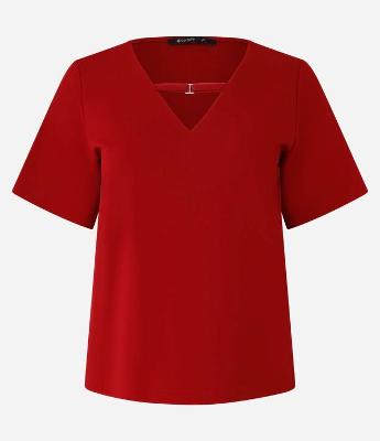 Blusa em Crepe com Fivela na Gola V