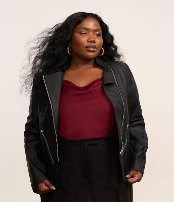 Jaqueta em Pu com Recortes Assimétricos Curve & Plus Size