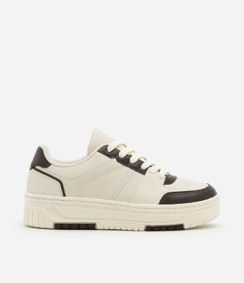 Tênis Casual com Detalhes Contrastantes