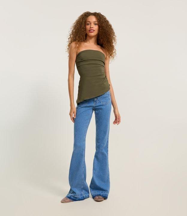 Calça Flare em Jeans co Vista de Botões e Bolsos Frontais - 1