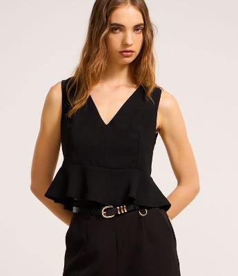 Blusa em Crepe com Gola V e Recorte de Babado