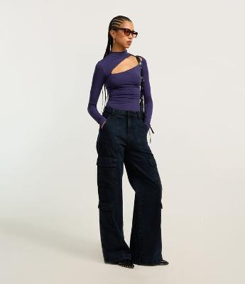 Calça Wide Leg em Jeans com Bolsos Carpinteiro e Cargo