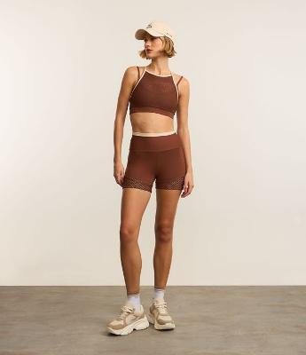 Bermuda Crossfiteira em Microfibra com Recorte Texturizado e Bolsos