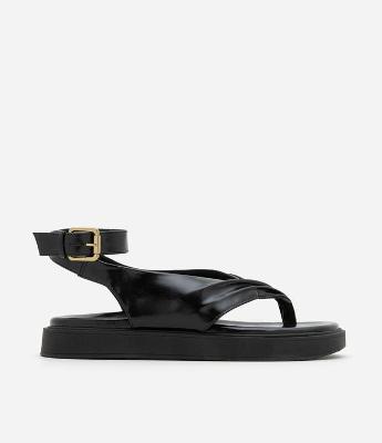 Sandália Rasteira com Detalhes Enrugados no Cabedal