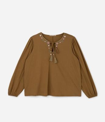 Camisa Bordado de Flor na Gola e Amarração Curve & Plus Size