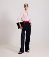 Calça Reta Esportiva em Helanca com Listras e Fenda Lateral - 3