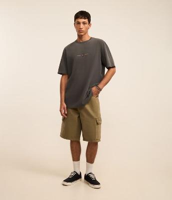 Bermuda Baggy em Sarja com Efeito Lavado e Bolso Cargo