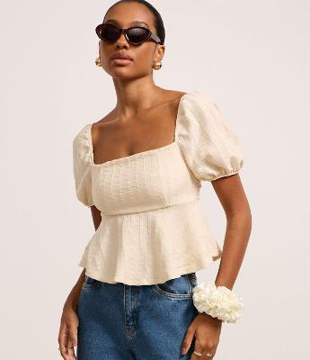 Blusa Texturizada com Manga Bufante e Amarração nas Costas
