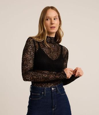 Blusa em Renda com Gola Alta