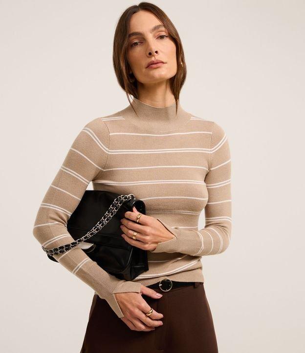 Suéter Listrado em Tricô com Gola Alta - 1