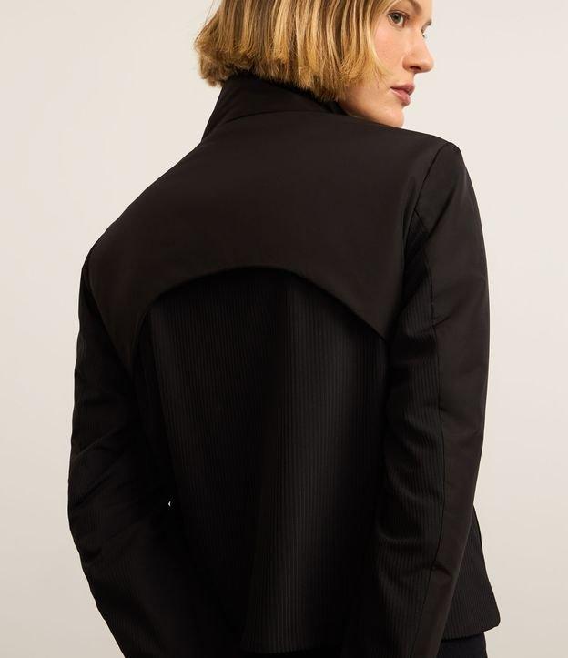 Jaqueta Esportiva com Gola Alta e Bolsos - 1