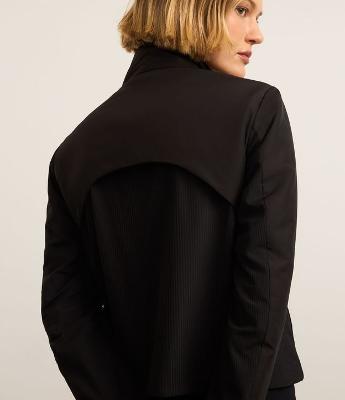 Jaqueta Esportiva com Gola Alta e Bolsos