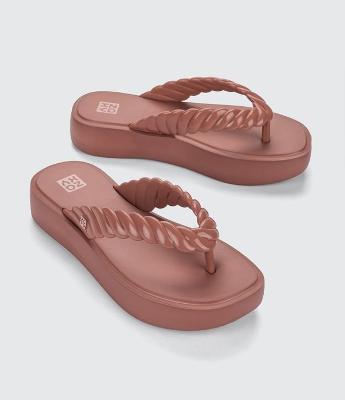 Chinelo com Tiras Largas Trançadas