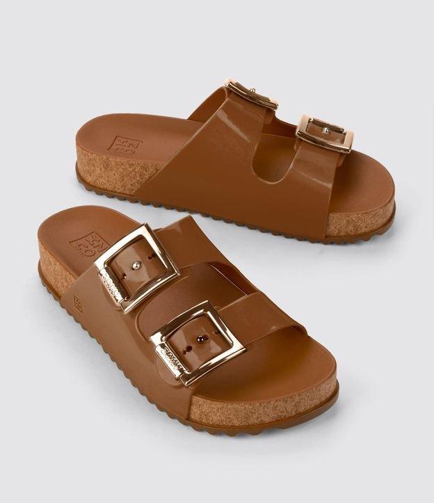 Chinelo com Sola Alta e Duas Tiras Largas e Fivelas - 1