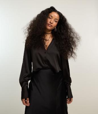 Blusa Acetinada com Botões Frontais Forrados