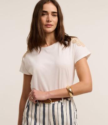 Blusa em Algodão com Bordado Efeito Crochê no Ombro