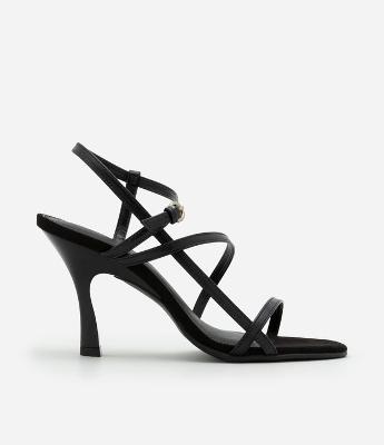 Sandália de Tiras Finas Assimétricas e Salto Diferenciado