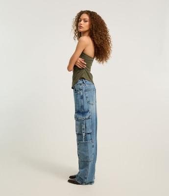 Calça Reta em Jeans com Bolsos Cargo