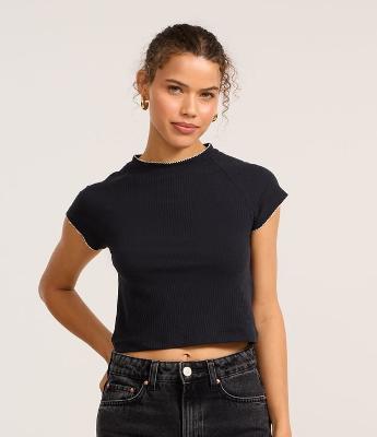 Blusa em Ribana com Friso Contrastante na Gola