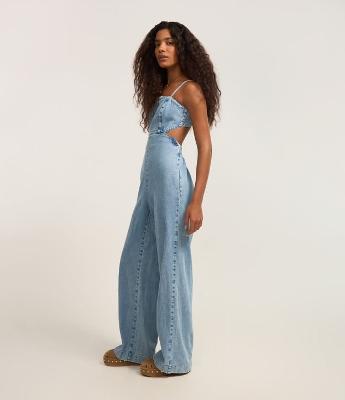 Macacão Longo em Jeans com Abertura e Amarração nas Costas