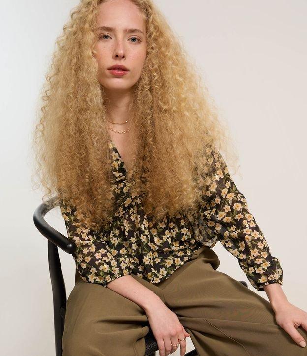 Blusa Curta em Chiffon com Amarração e Estampa Floral - 2