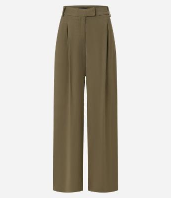 Calça Pantalona em Crepe com Pregas e Fechamento Deslocado