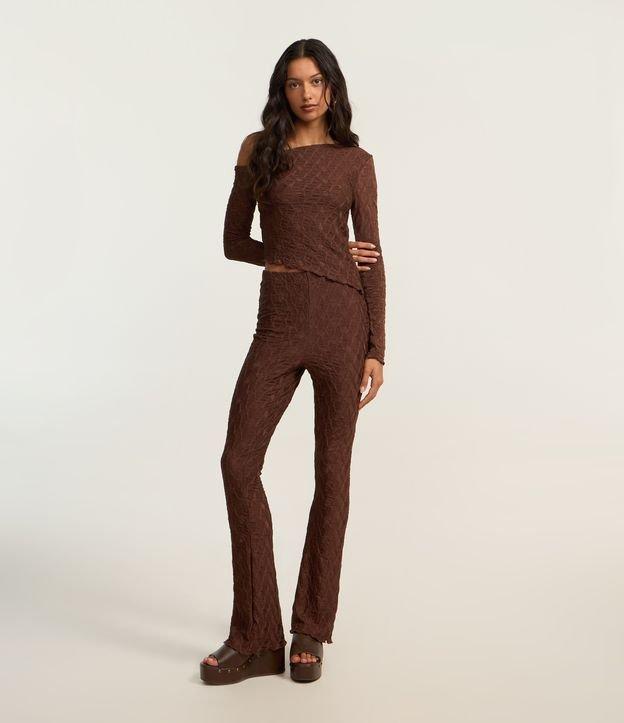 Calça Flare Texturizada com Frufru na Barra - 2
