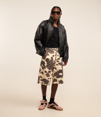 Bermuda Baggy em Sarja com Estampa Animal Print de Vaquinha