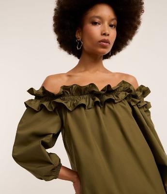 Vestido Curto em Tricoline com Babado e Decote Ombro a Ombro