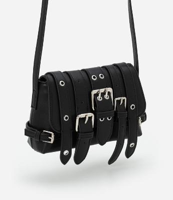 Bolsa Transversal Pequena com Tampa de Cintos com Fivelas e Ilhós