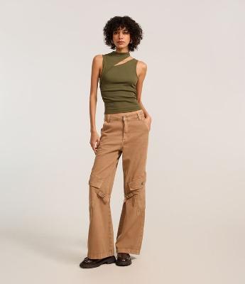 Calça Flare em Jeans com Bolsos Cargo Assimétricos e Aletas