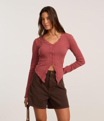 Blusa em Ribana com Detalhe em Renda Assimétrica