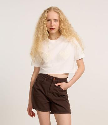 Blusa Cropped com Aplicação de Bordado Coração no Peito