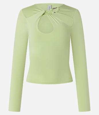 Blusa em Microfibra com Decote Diferenciado e Aviamento Frontal