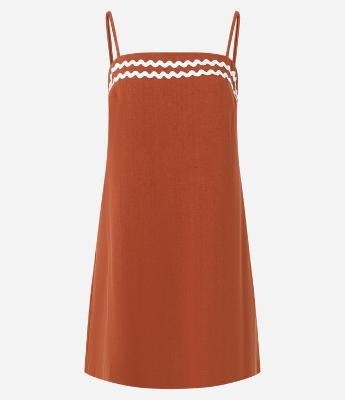 Vestido Curto em Crepe com Detalhe Ondulado no Busto