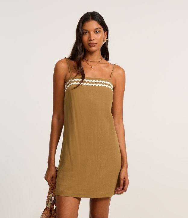 Vestido Curto em Crepe com Detalhe Ondulado no Busto - 2