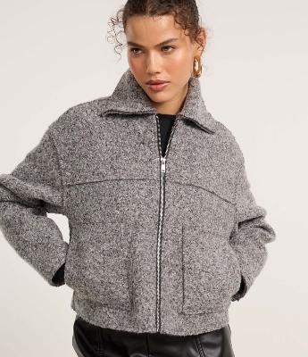 Jaqueta Boxy Curta Boucle com Bolsos Laterais