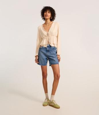 Bermuda em Jeans com Bordado de Tricô no Bolso