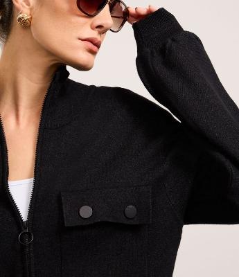 Jaqueta em Tricô com Gola Alta e Bolsos com Lapelas