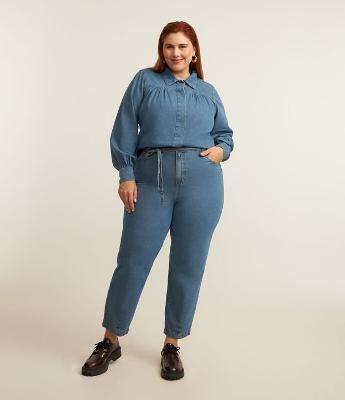 Calça Cenoura em Jeans com Amarração na Cintura Curve & Plus Size