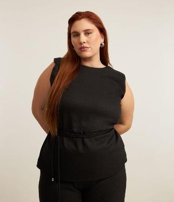 Blusa Regata Alongada em Crepe com Brilhos e Cinto de Amarração Curve & Plus Size