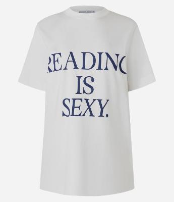 Camiseta T-Shirt em Algodão com Lettering Reading is Sexy