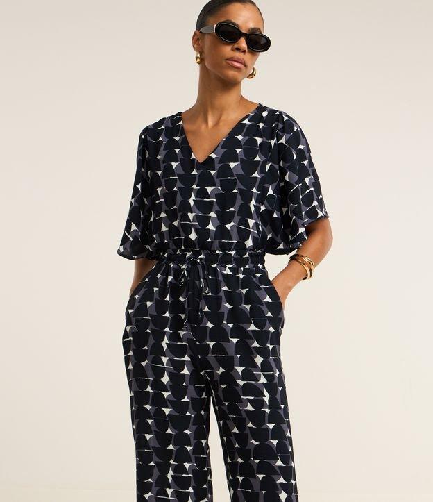 Macacão Airflow com Decote em V Amarração e Estampa Geométrica - 2