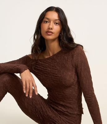 Blusa Texturizada com Barra Assimétrica e Frufru