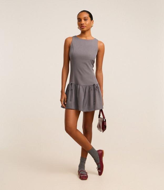 Vestido Evasê Curto em Crepe com Amarração na Barra - 2