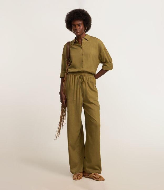 Calça Wide Leg em Viscose com Bolsos Aplicados - 2