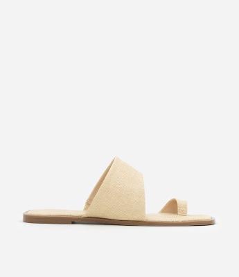 Sandália Rasteira com Dedeira em Ráfia