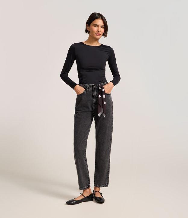 Calça Mom Comfort em Jeans com Lenço Poá - 2