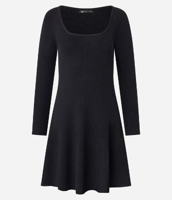 Vestido Evasê Curto Canelado em Tricô com Decote Quadrado