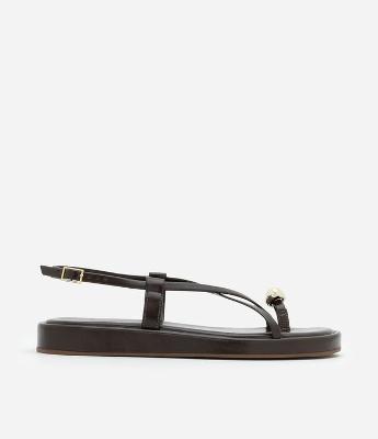 Sandália Rasteira com Tiras Finas Cruzadas e Detalhe de Metal na Dedeira